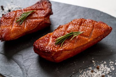 Kızarmış ördek göğsü siyah arduvaz plaka üzerinde