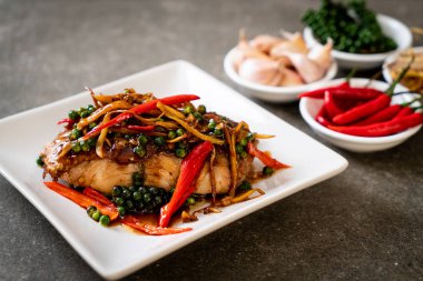 baharatlı tavada kızartılmış ve bitki ile Gruplayıcı balık fileto - Tay gıda tarzı