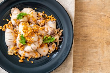 Kızarmış kalamar ya da tabakta sarımsak olan ahtapot.