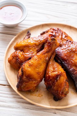 Masada ızgara ve ızgara tavuk.