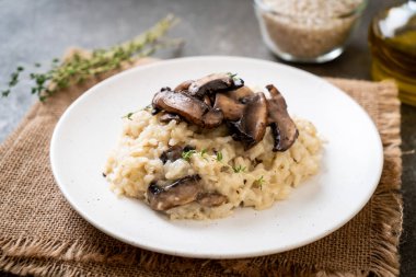 Mantar ve peynir ile ev yapımı risotto