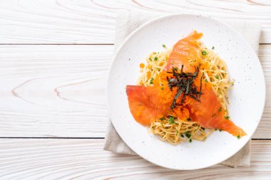 spagetti ile füme somon ve karides yumurta - füzyon gıda tarzı