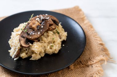 Mantar ve peynir ile ev yapımı risotto