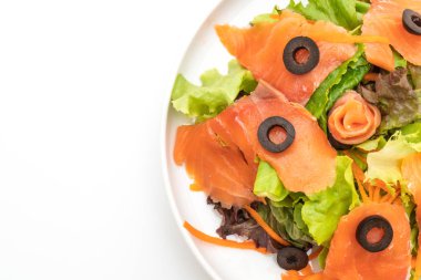 Beyaz arka plan üzerinde - sağlıklı gıda tarzı izole füme somon salata