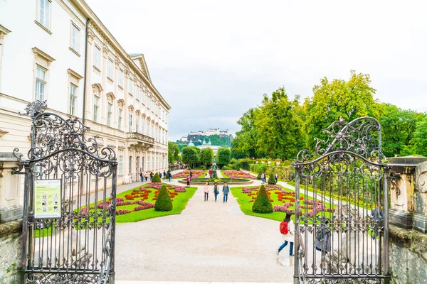 Salzburg Austria Sierpień 2018 Turyści Chodzą Pałacu Ogrodów Mirabell — Zdjęcie stockowe