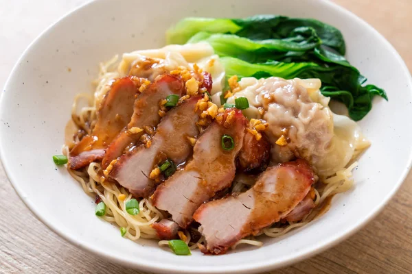 Fideos Huevo Con Cerdo Asado Rojo Wonton Estilo Comida Asiática — Foto de Stock