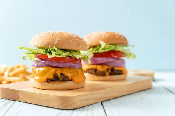 Frische Leckere Rindfleisch Burger Mit Käse Und Pommes Frites Auf — Stockfoto