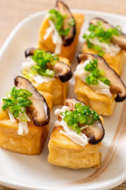 Shitake Mantarlı ızgara Tofu ve Altın İğne Mantarı - sağlıklı, vejetaryen veya vejetaryen yemek tarzı