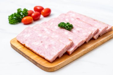 dilimlenmiş taze çiğ pastırma Barbekü