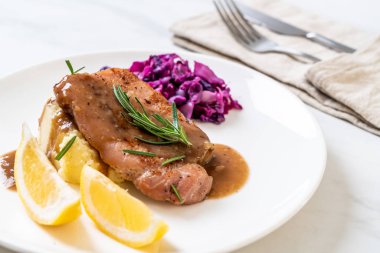 kırmızı lahana ve patates püresi beyaz plaka üzerinde domuz eti biftek