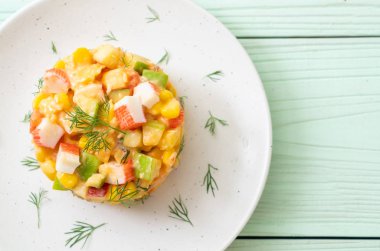 meyve salatası (elma, Mısır, papaya, ananas) - yengeç sopa ile karışık sağlıklı gıda tarzı