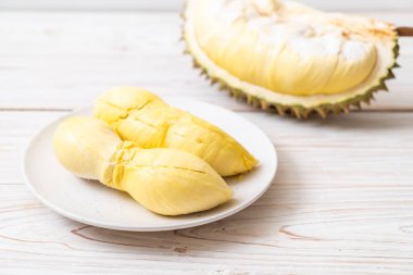 Ahşap zemin üzerinde taze Durian meyvesi