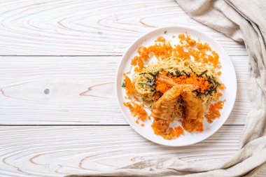 Spagetti tempura karides ve karides yumurta - füzyon gıda