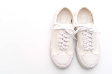 Beyaz arka planda izole edilmiş beyaz spor ayakkabılar