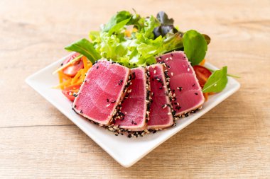 Taze ton balığı ve sebze salatası. Sağlıklı yemek.