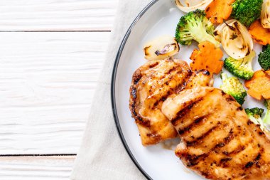 çukurunu tavuk göğsü biftek sebze (brokoli, havuç, soğan ile)