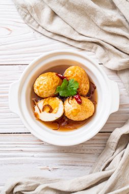 Tamarind soslu haşlanmış yumurta veya tatlı ve ekşi yumurta.