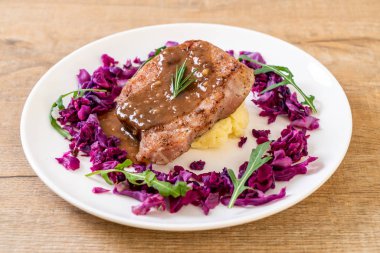 kırmızı lahana ve patates püresi beyaz plaka üzerinde domuz eti biftek