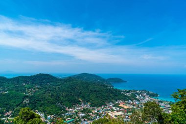 Phuket şehir manzarası ile deniz plaj ve mavi gökyüzü