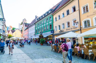 Fussen, Almanya - 28 Ağustos 2018: Street Cafe Fussen eski şehir şehir merkezinde. Fussen Bavaria, Almanya için küçük bir kasabadır.