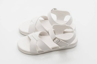 Kadınlar beyaz arka plan üzerinde izole sandalet deri