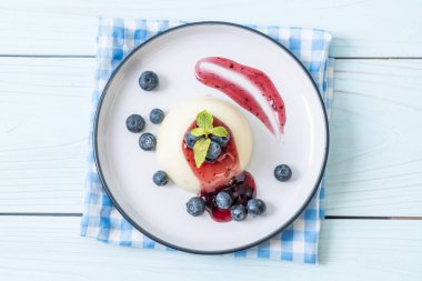 yoğurt puding taze yaban mersini - sağlıklı yemek ve tatlı ile