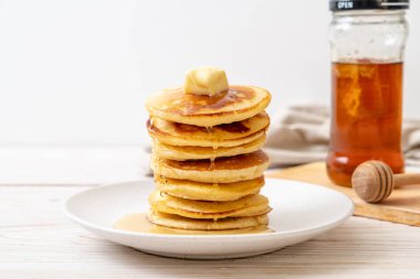 tereyağı ve bal ile krep yığını