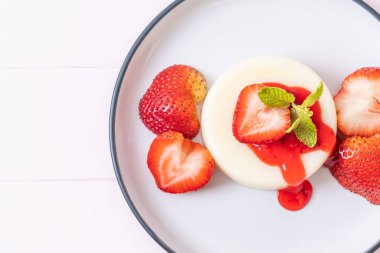 taze çilek - sağlıklı yemek ve tatlı ile yoğurt puding