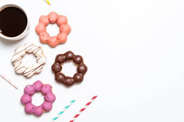 Çörek ile renkli sprinkles - üstten görünüm