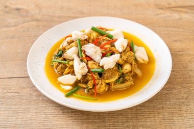 Fried yengeç ile toz köri - Tayland mutfağı