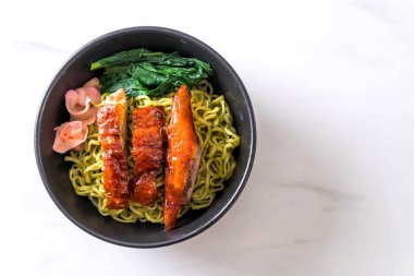 sebze erişte - Asya gıda tarzı ile kızarmış ördek