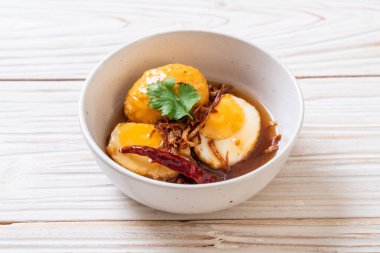 Tamarind soslu haşlanmış yumurta veya tatlı ve ekşi yumurta.