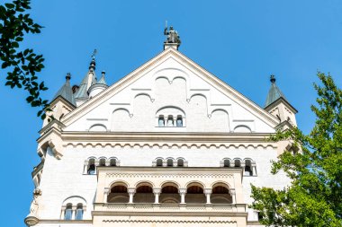 Neuschwanstein Şatosu Almanya'da Bavyera Alpleri, mavi gökyüzü ile güzel mimari