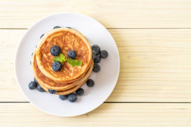 Taze yaban mersinli gözleme.