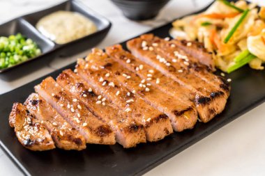 sebze - Asya tarzı ile dilimlenmiş domuz biftek ızgara