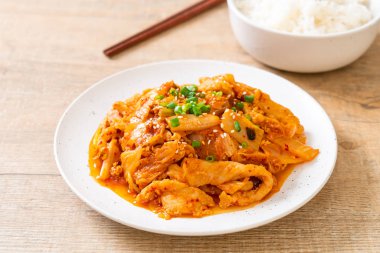 Kore usulü kimchi ile kızartılmış domuz eti.