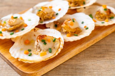 Kızarmış deniz tarağı, tereyağı ve sarımsak.