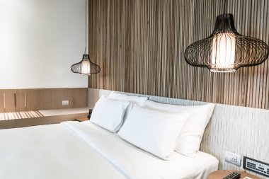Otel yatak odası iç dekorasyonda yatak üzerinde rahat yastık