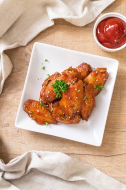 Beyaz susamlı ızgara tavuk kanadı.