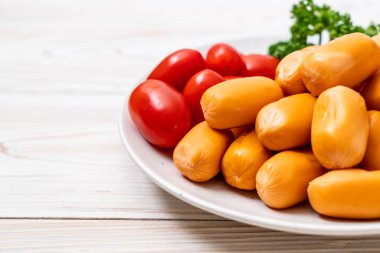 domuz eti kokteyl sosisi plaka üzerinde