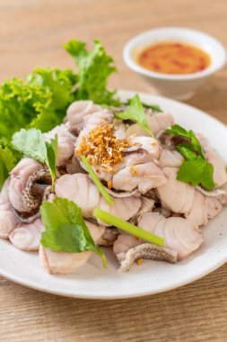 Soslu ve sebzeli haşlanmış balık sosu.