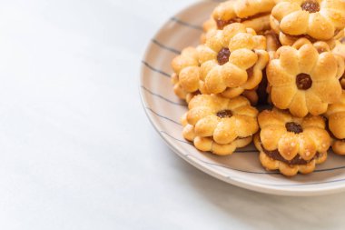 Hindistan cevizli bisküvi ve ananas reçeli.