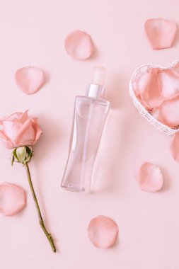 parfüm şişesi ile rose petal arka plan üzerinde