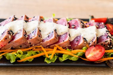 Sebze salatası ve soslu taze ton balığı. Sağlıklı yiyecek.