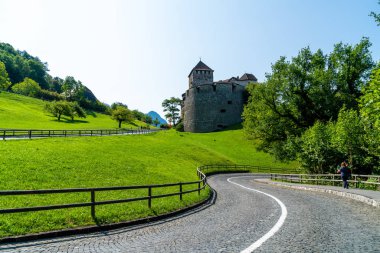 Güzel mimari Kalesi'nde Vaduz, Liechtenstein Prens mavi gökyüzü ile resmi konutu
