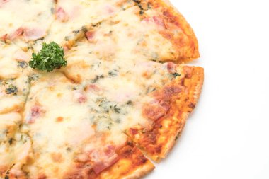 Beyaz arka plan üzerinde izole ıspanak ve pastırma pizza