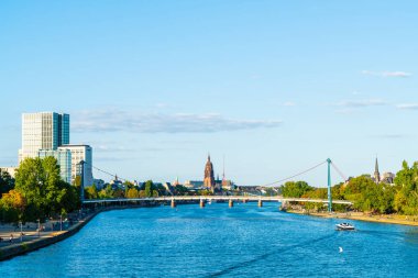 Frankfurt am Main manzarası twilight saat sırasında.