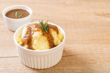 Ev yapımı soslu patates püresi.