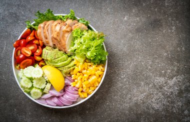Tavuk göğsü - sağlıklı gıda tarzı ile sağlıklı salata kasesi