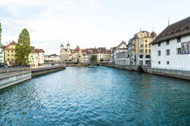 Tarihi kent merkezi, Lucerne (Luzern) İsviçre'deki ünlü Şapel Köprüsü ile.